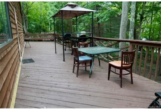 Building Photo - 50 Meadowlark Ln