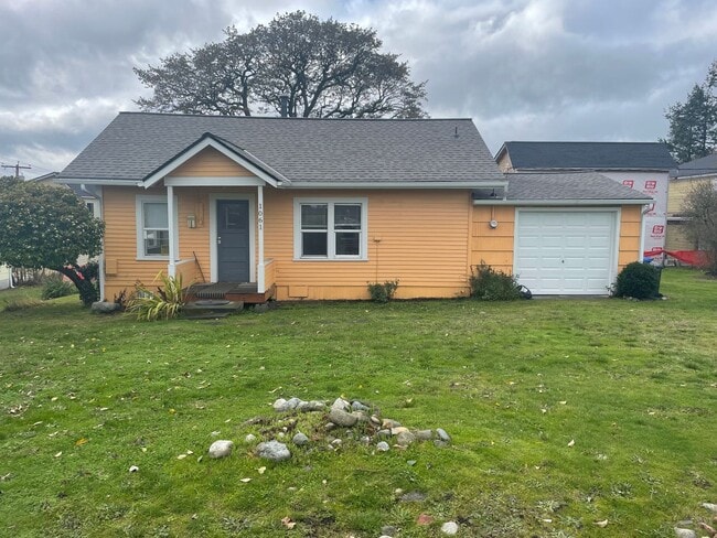 Building Photo - Cozy one bedroom with den and 1 car garage.  Nicely located right in the middle of town.