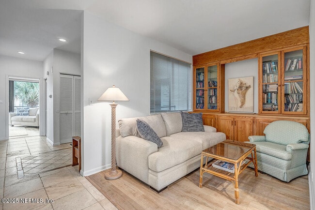 Building Photo - 810 Spinnakers Reach Dr