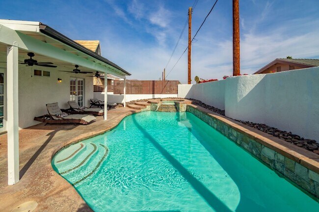 Building Photo - 54200 Avenida Madero