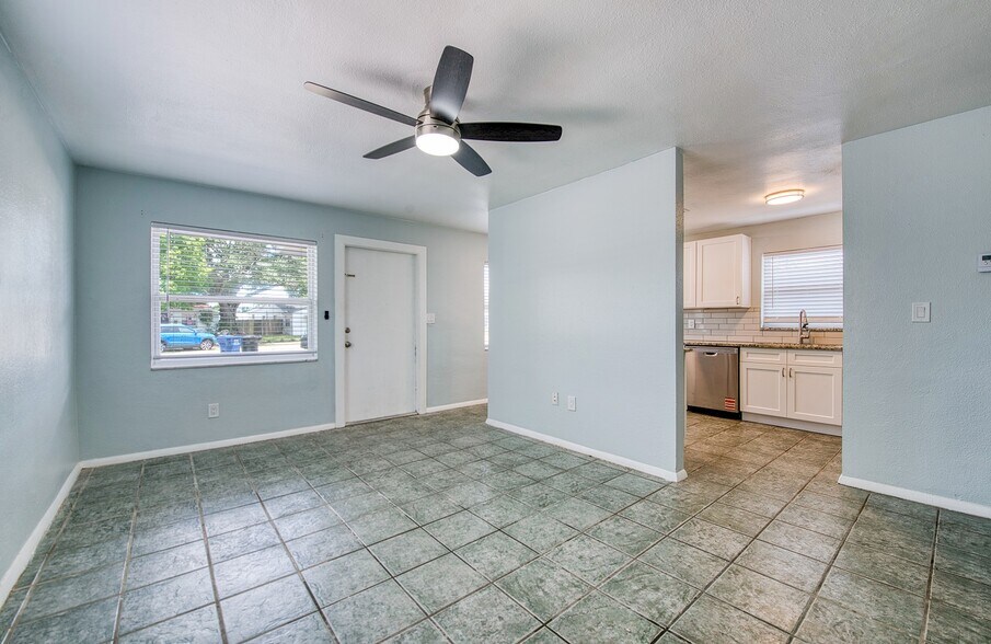 Building Photo - 5501 Kelly Dr N