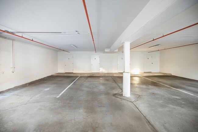 Building Photo - 2 Bedroom Townhome - 1 Block from NPS