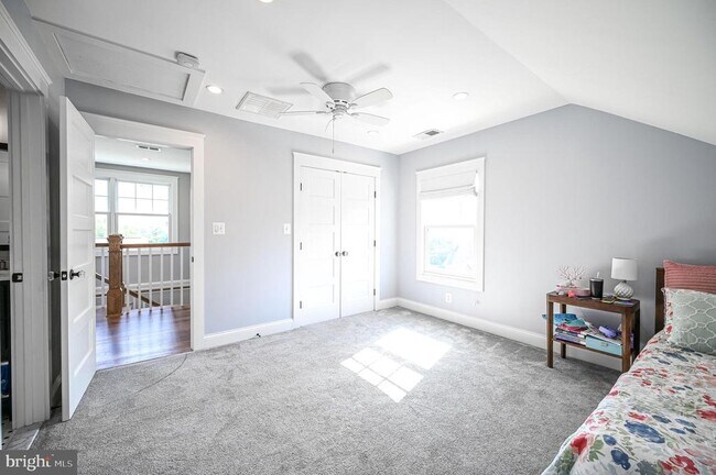 Building Photo - 2314 N Kenmore St