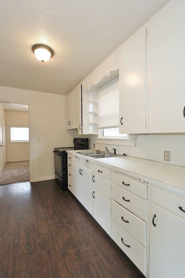 Building Photo - 811 8th Ave N