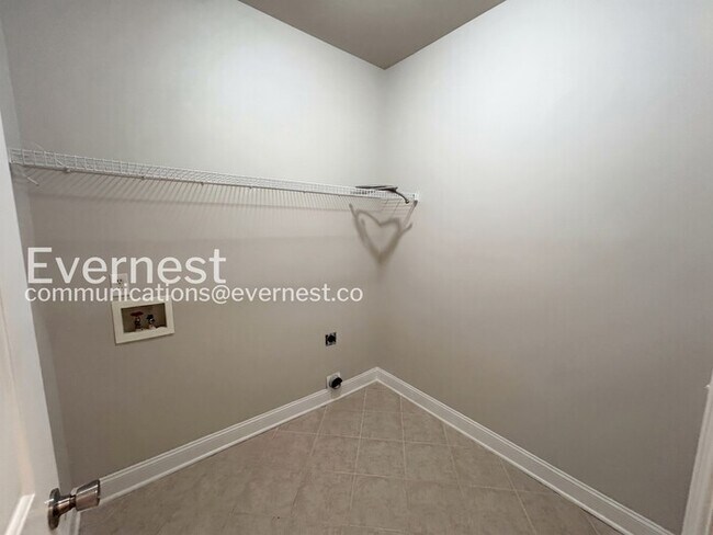 Building Photo - 3-Bed/2-Bath Home with Fireplace and 2-Car Garage/Available Now!