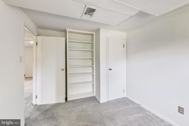 Building Photo - 1208 Pinewood Dr