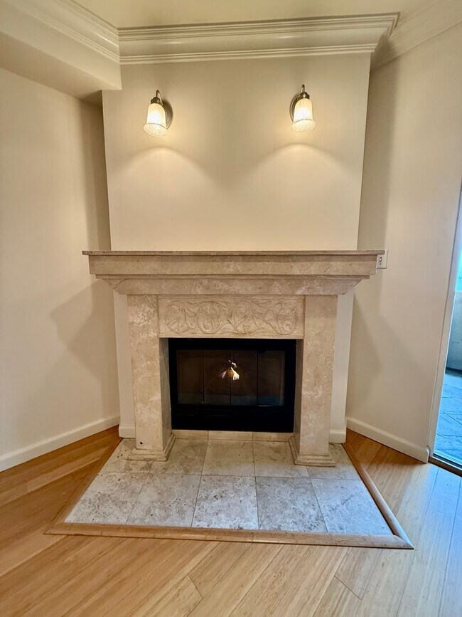 Building Photo - Beautiful Spacious 2 Bedroom/2 Bath Condo