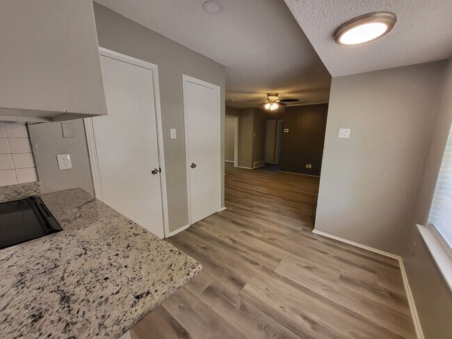 Building Photo - 2110 Redbud Ln