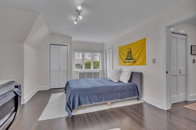 Building Photo - 42 Tanglewylde Ave