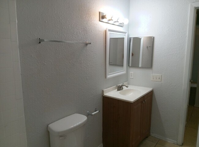 Building Photo - Welcoming 2-Bedroom Home in a Quiet Northe...