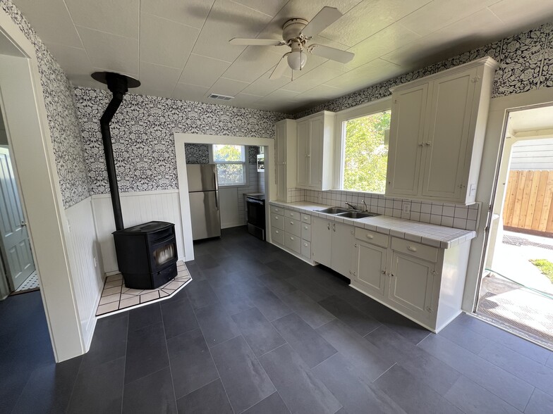 Full view of kitchen area - 557 Washington St