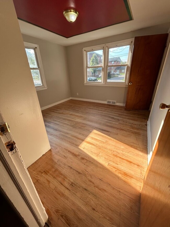 Building Photo - Lovely Home! Spacious home! Large front & back yard! Garage!