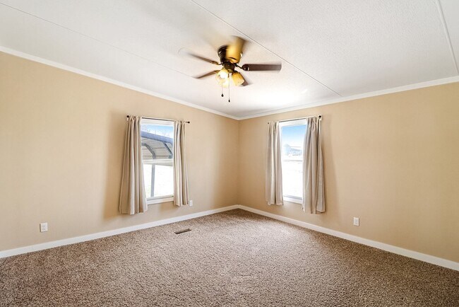 Building Photo - 14991 N Aster Ave