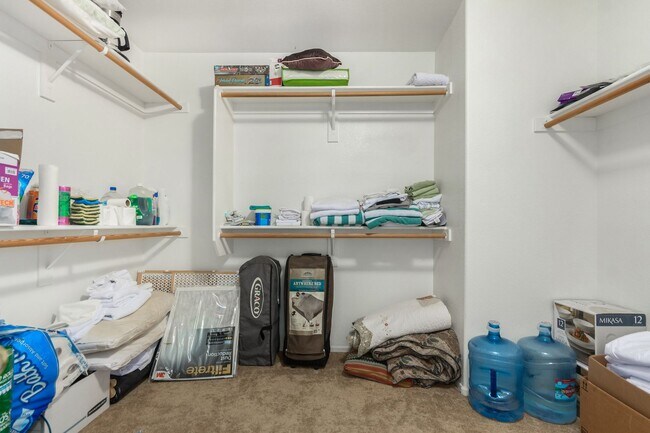 Building Photo - Spectacular 5 bdrm Home, OFFERS SOLAR ELECTRIC!