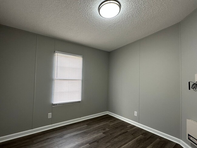 Building Photo - Country Living 3 Bedroom, 2 Bath Home in S...