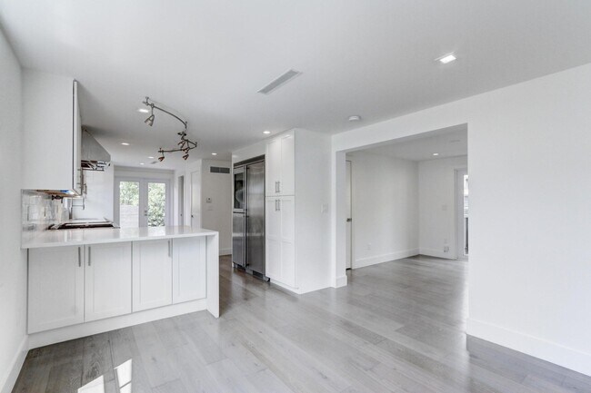 Building Photo - 833 Ardmore Rd