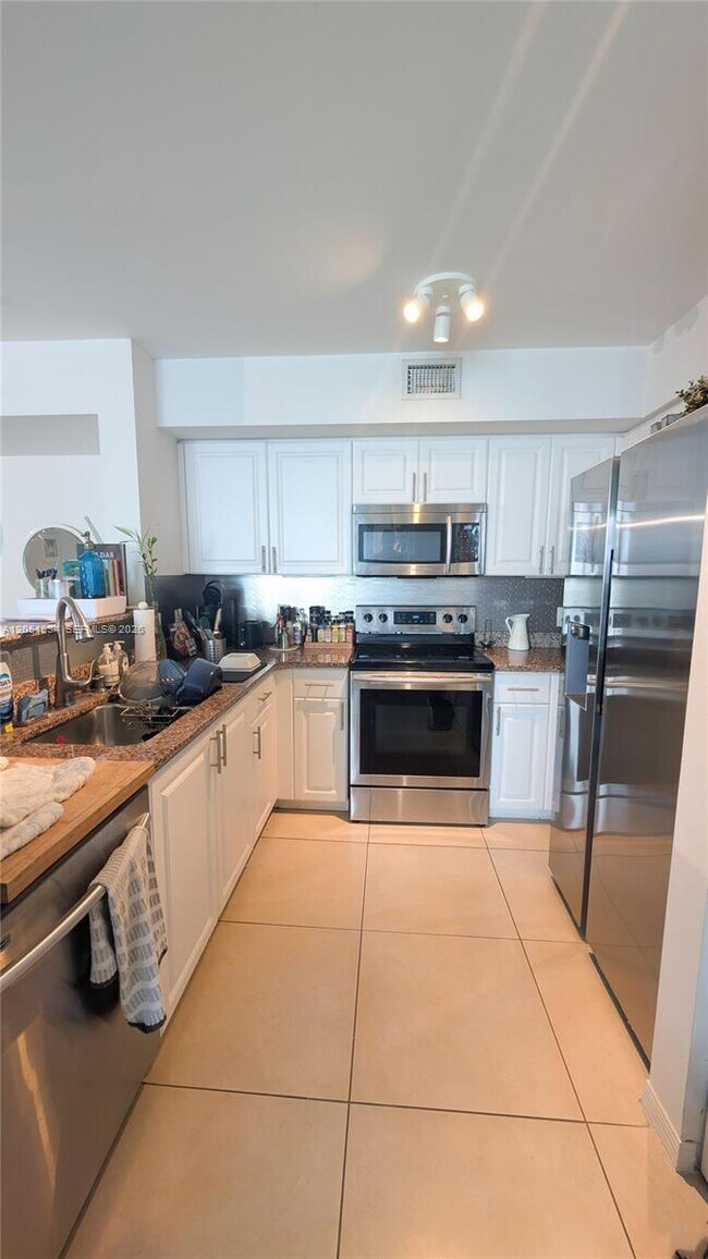Building Photo - 1155 Brickell Bay Dr