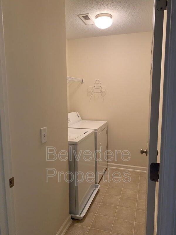 Building Photo - 18 Dillingham Pl