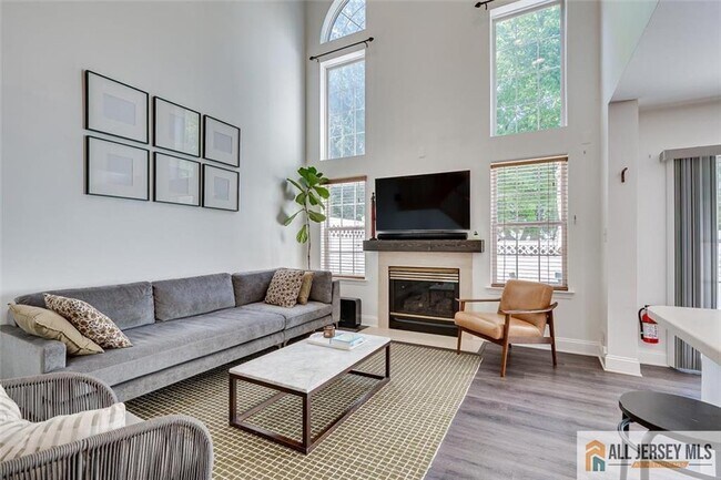 Building Photo - 403 Somerset Ct