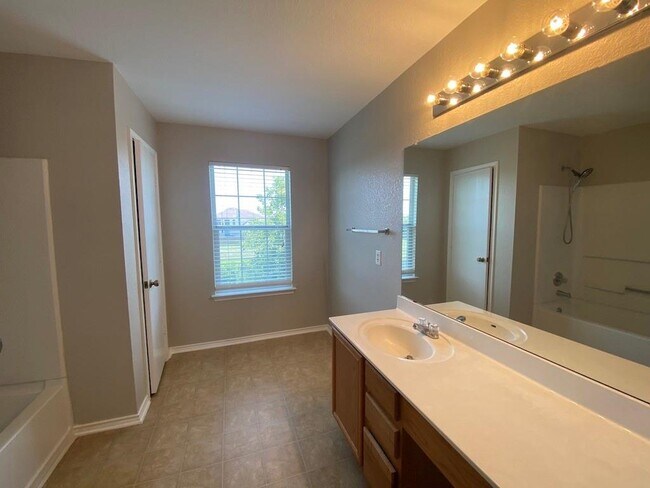 Building Photo - 330 Mistletoe Ln