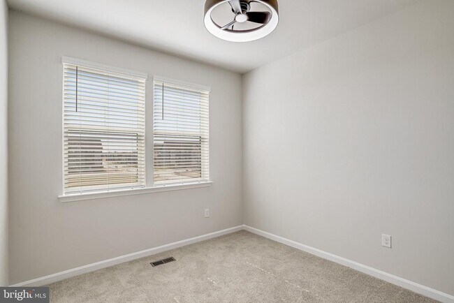 Building Photo - 421 Ensemble Wy