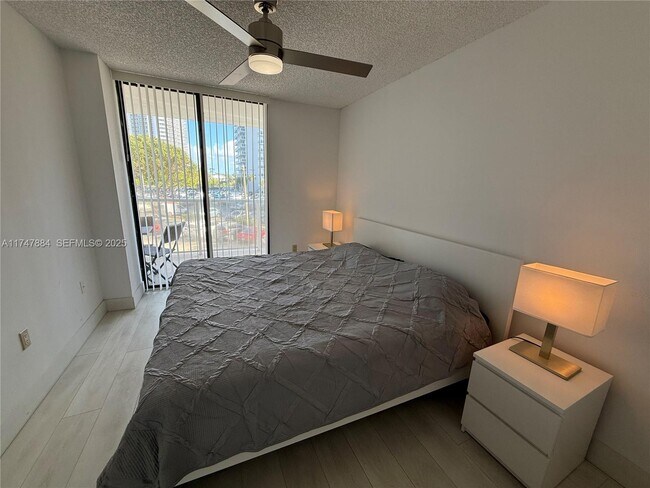 Building Photo - 3731 N Country Club Dr