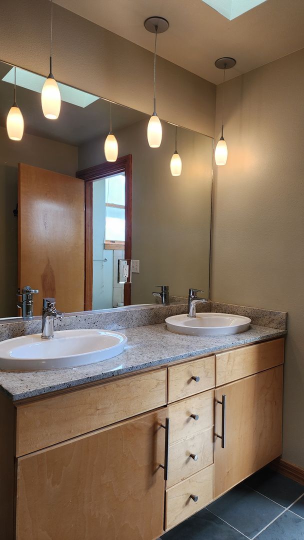 Building Photo - Corner Townhouse in Downtown Tacoma with A...