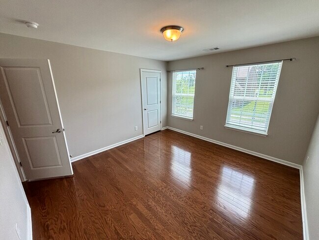 Building Photo - Fairway Farms home close to Vietnam Vetera...