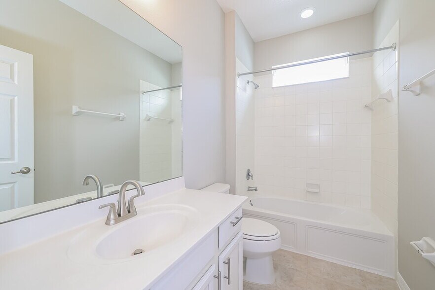 Building Photo - 1392 Merion Dr