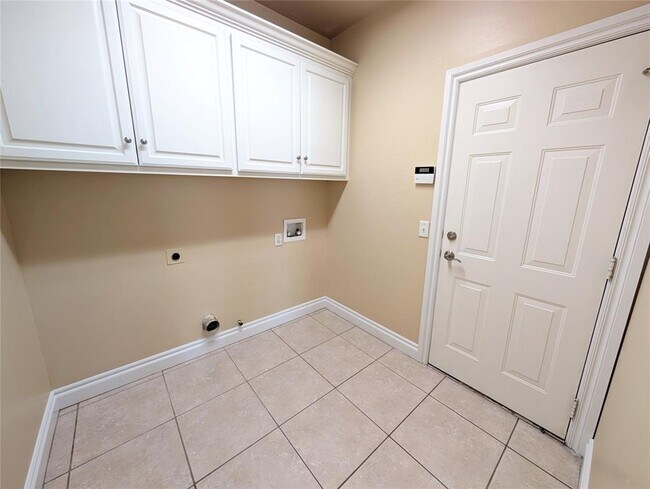 Building Photo - 17201 Cedar Dr