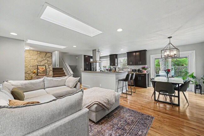 Building Photo - Gorgeous Home of Rental in Southern Gables Neighborhood!
