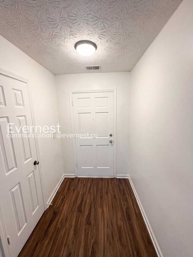 Building Photo - Spacious  Home with Deck, Patio, and Garage! / 3 Bed, 2 Bath / Available now!
