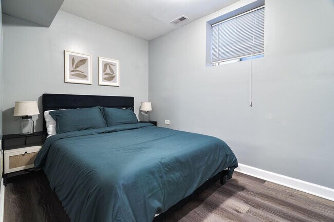 Building Photo - 3029 N Oakley Ave