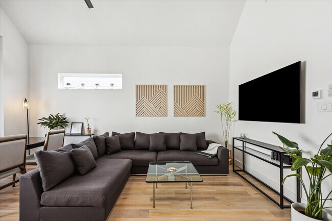 Primary Photo - 1131 W 17th St