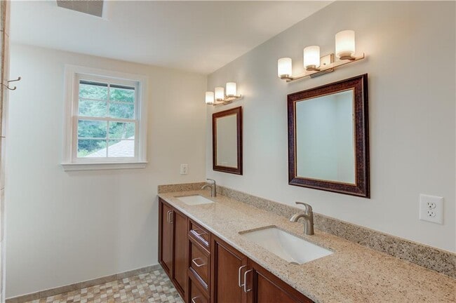 Building Photo - 770 Crest Valley Dr NW
