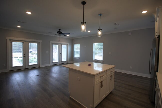 Building Photo - 100 Beach Dr