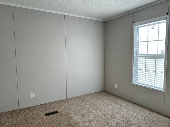 Building Photo - 35 Pansy Dr