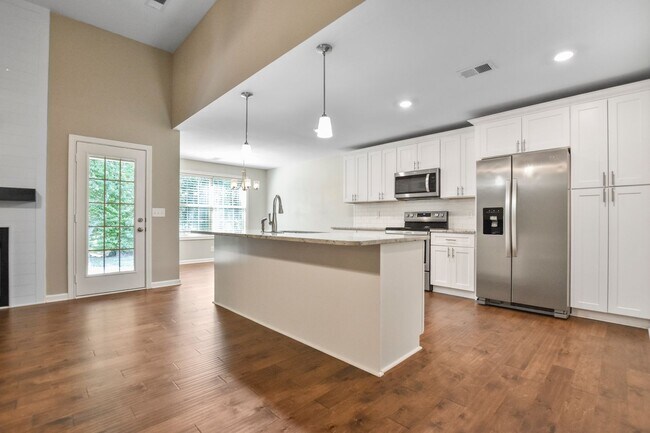 Building Photo - Pet Friendly Three Bedroom!