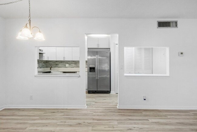 Building Photo - 723 Sunny Pine Way