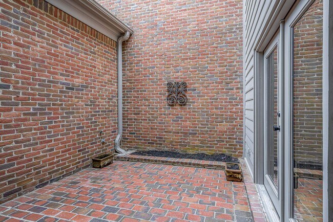 Building Photo - 482 E Racquet Club Pl