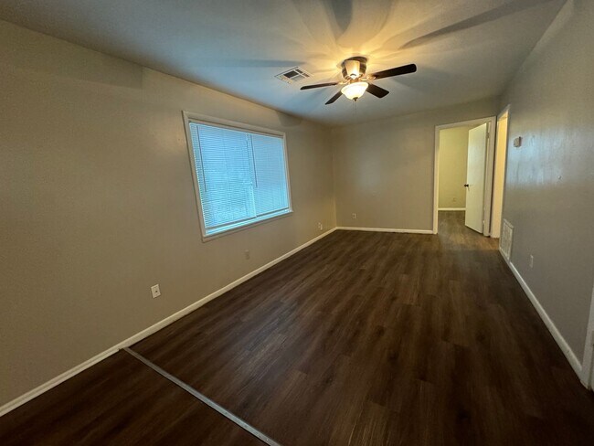 Building Photo - VINYL FLOORS, FENCED YARD 3 Bedroom Near 21st & Yale!