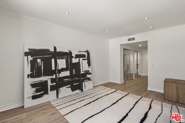 Building Photo - 122 N Clark Dr