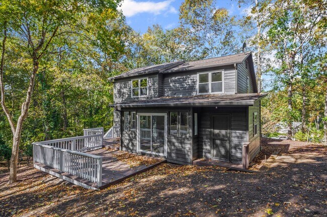 Building Photo - Beautifully updated and freshly painted 3-...