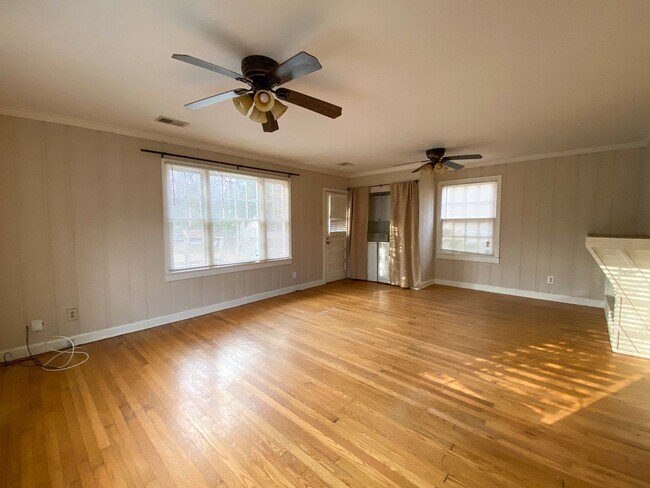 Building Photo - 3 bedroom 1 bath near the university of Memphis