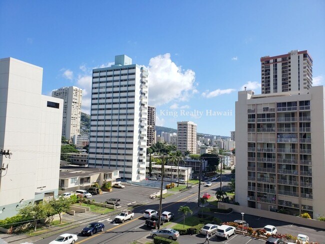 Building Photo - **UPGRADED, RARE Only 2 units per floor! 2...