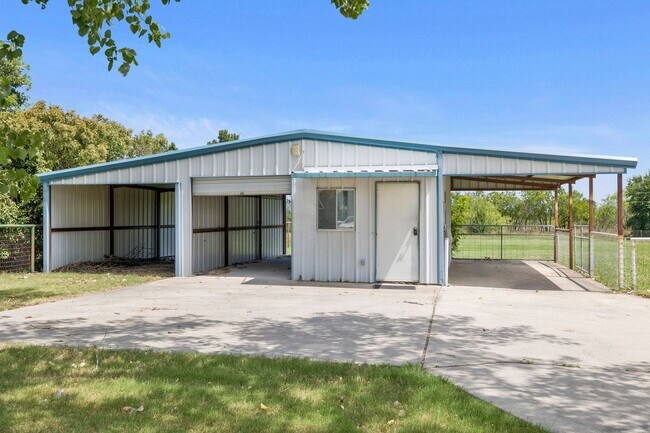 Building Photo - Updated Home with Pool & Shop on 1 acre lot