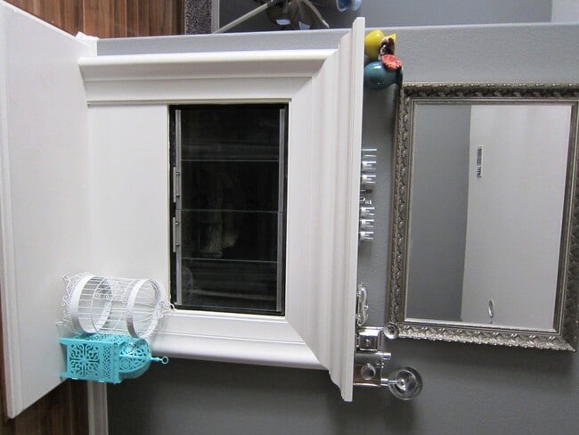 Building Photo - ESCALA - Luxury 2 / 2.5 Townhouse + 2 Car Garage in Gated Escala Community