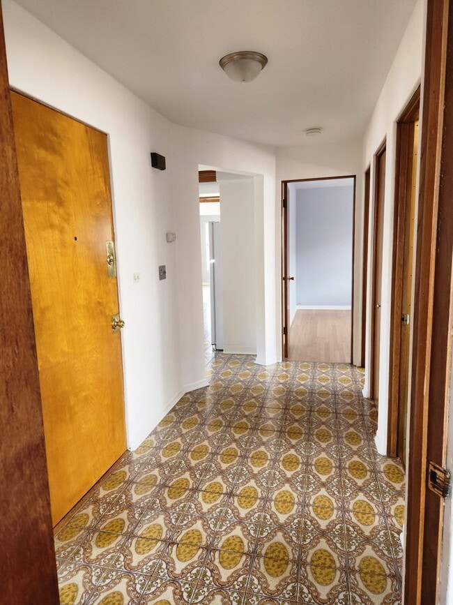 Building Photo - 8417 W Berwyn Ave