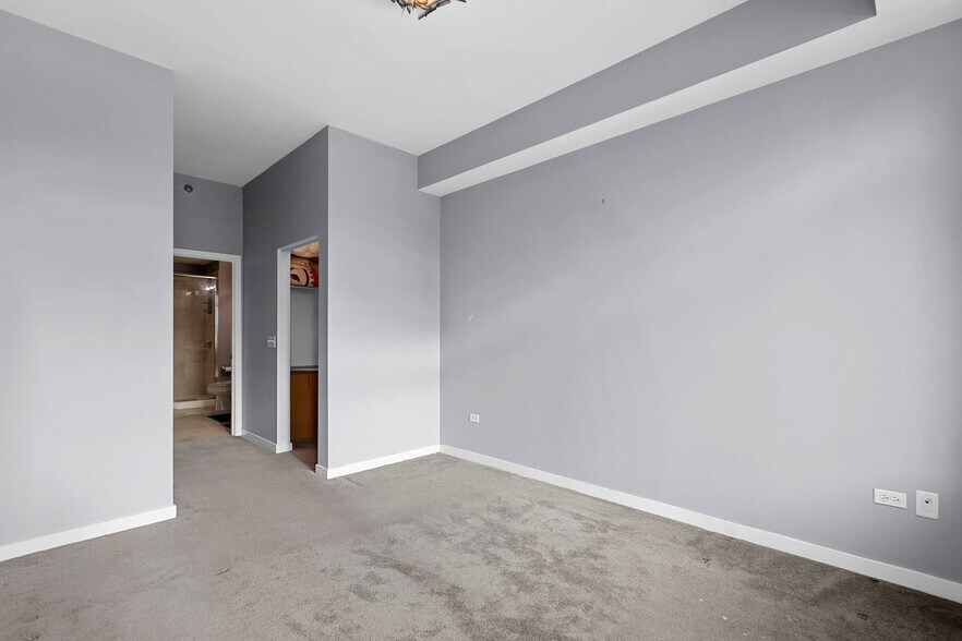 Building Photo - 303 W Ohio St