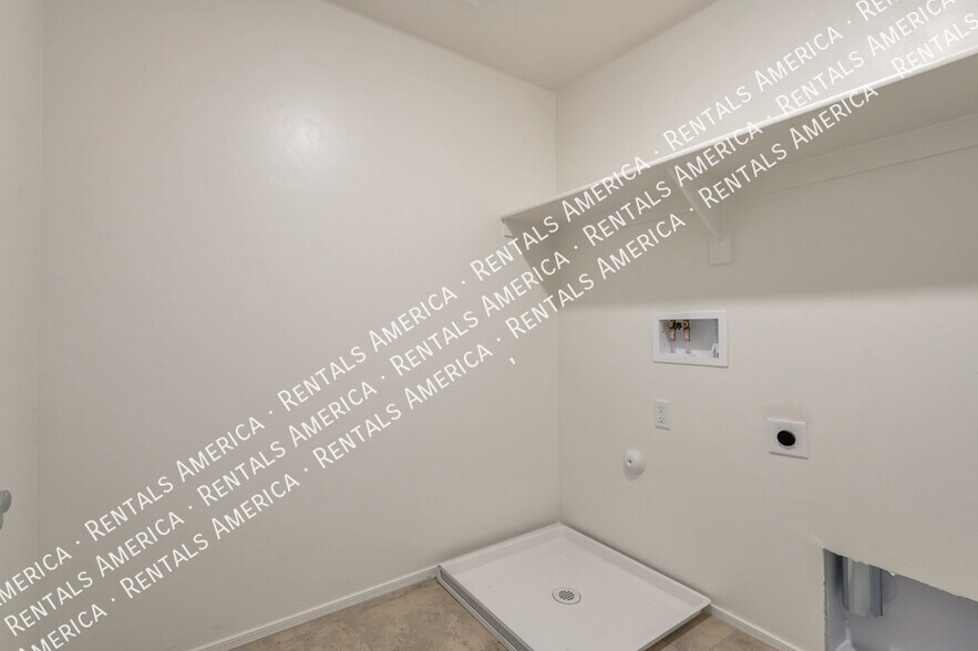 Building Photo - 1071 E Descent St